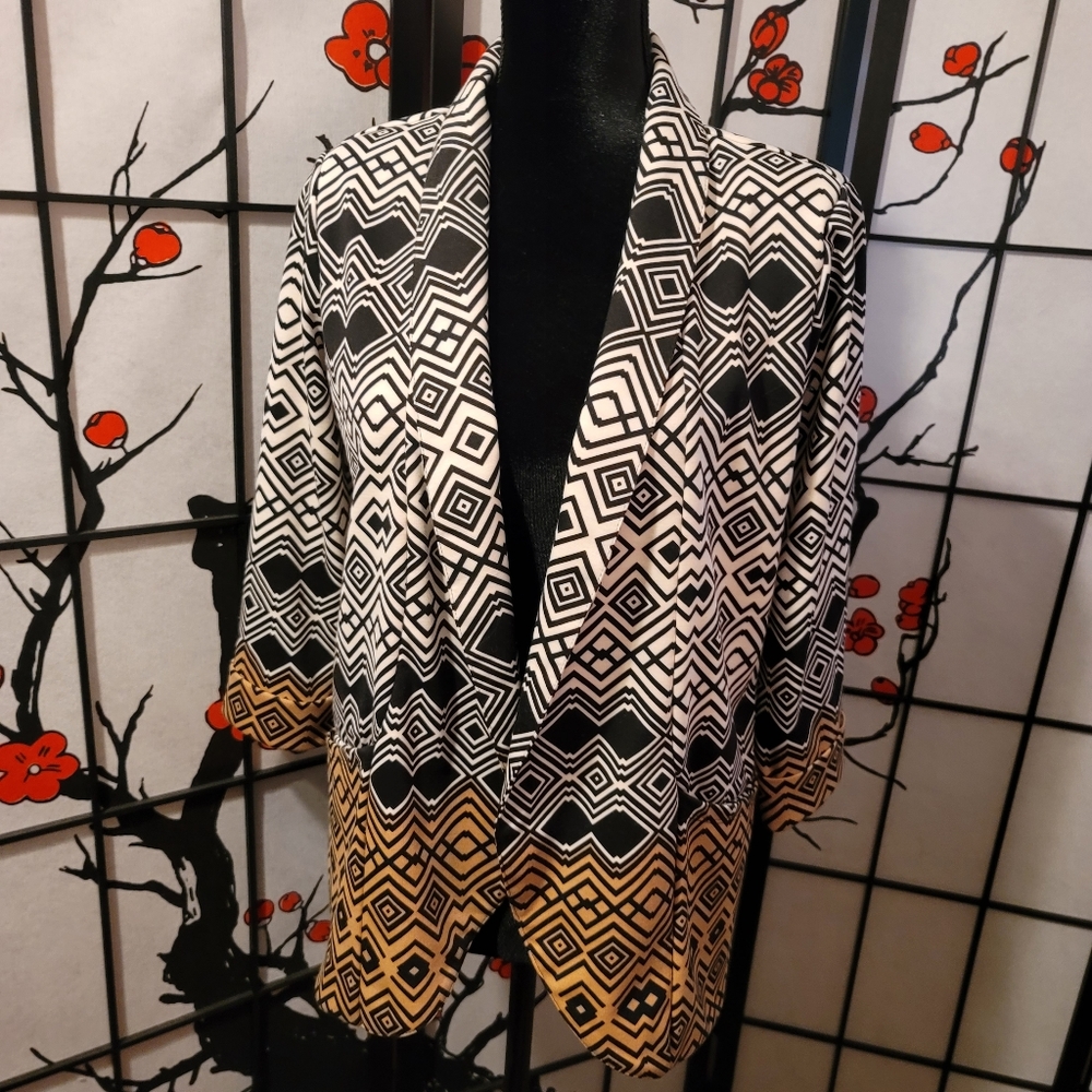 Q FASHION LADIES GEOMETRIC ART BLAZER/SIZE MEDIUM